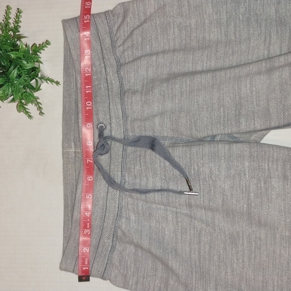 lululemon athletica Tea Lounge Crop Joggers. Womens size 6. Heather Gray color. - Picture 6 of 15